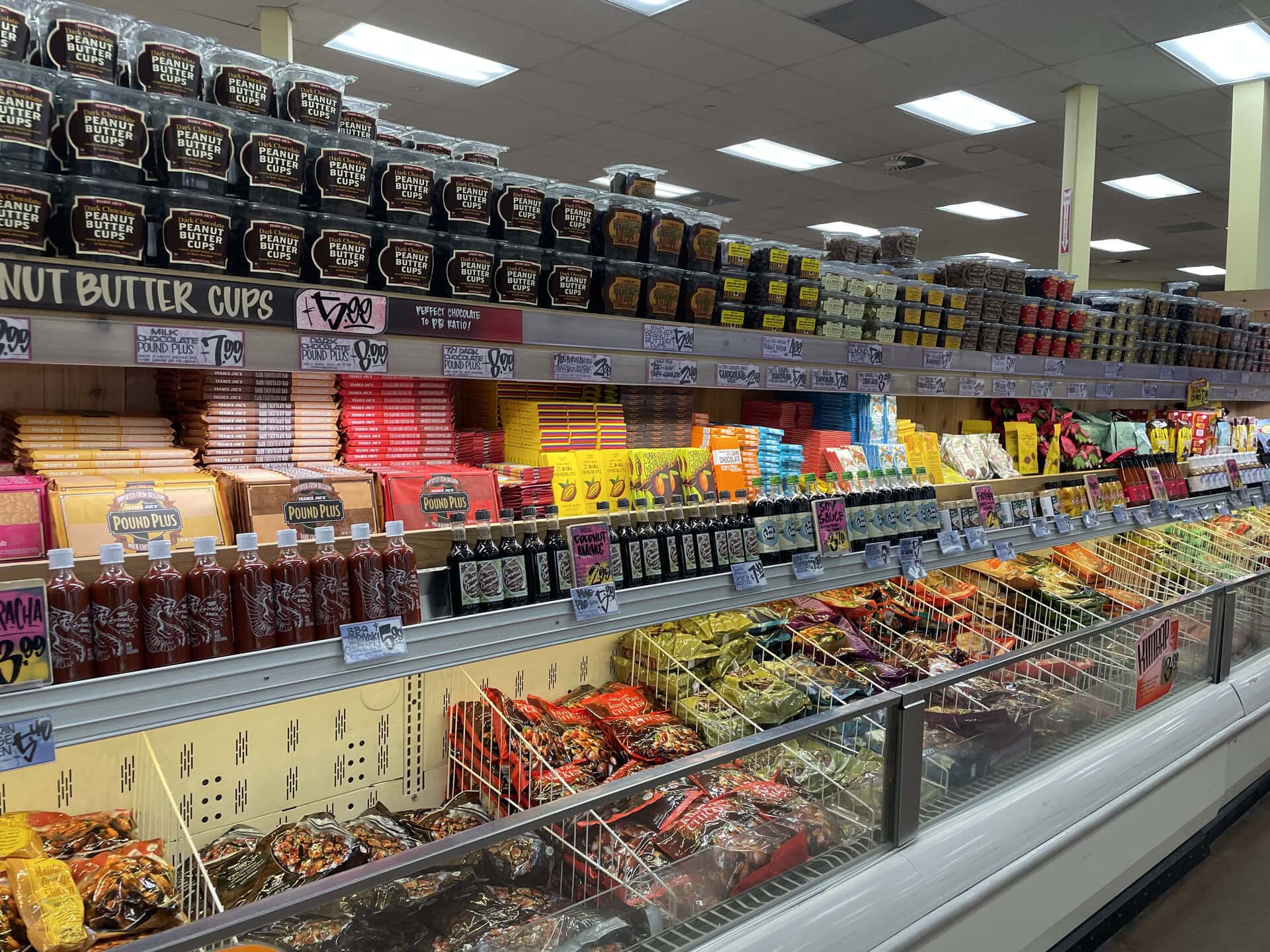 人気の冷凍食品＆お菓子がズラリ。10ドル以下の商品が多くて嬉しい。