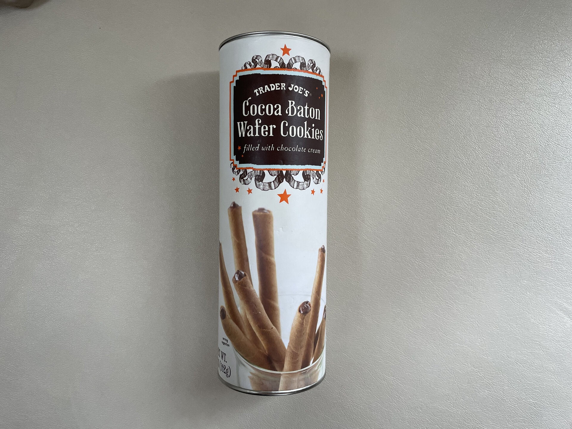 こちらもお気に入りのお菓子。薄いココア生地にチョコ入り。1.99ドルとお買い得！