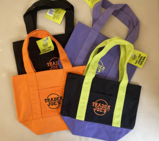 この秋発売されたハロウィンカラーのミニトート各2.99ドル。都市部は朝から行列で即完売だった様子。