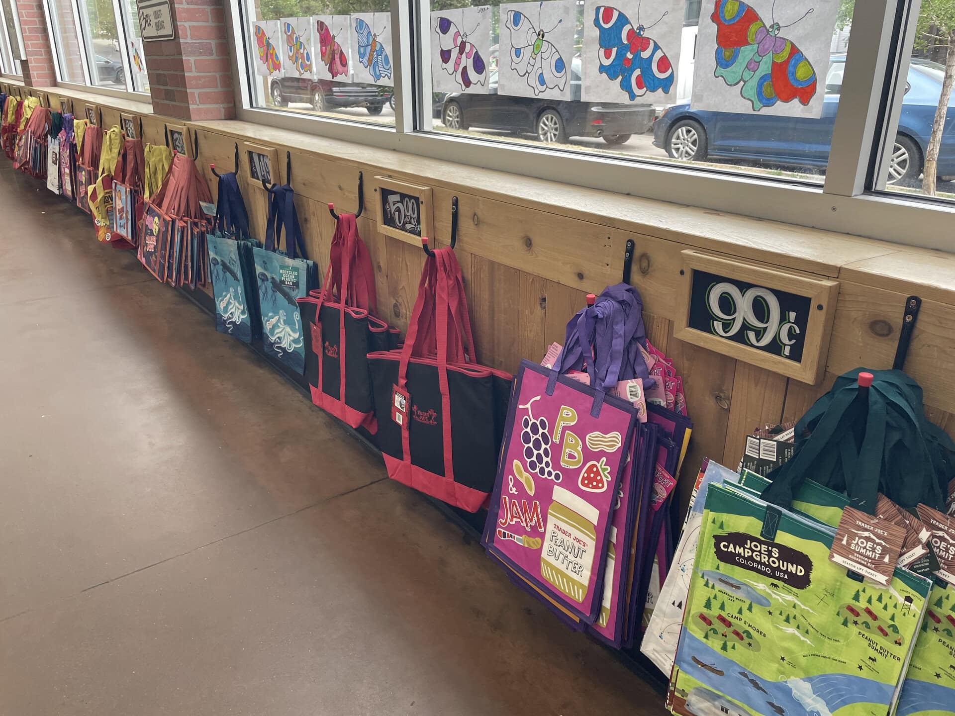 通年で売ってるエコバッグたちはお土産の定番です。キャンバス地でも5.99ドルと安い！