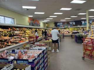 ご近所にお住まいなら生鮮食品もおすすめ。野菜やフルーツが新鮮で基本オーガニック。肉や魚もあります。