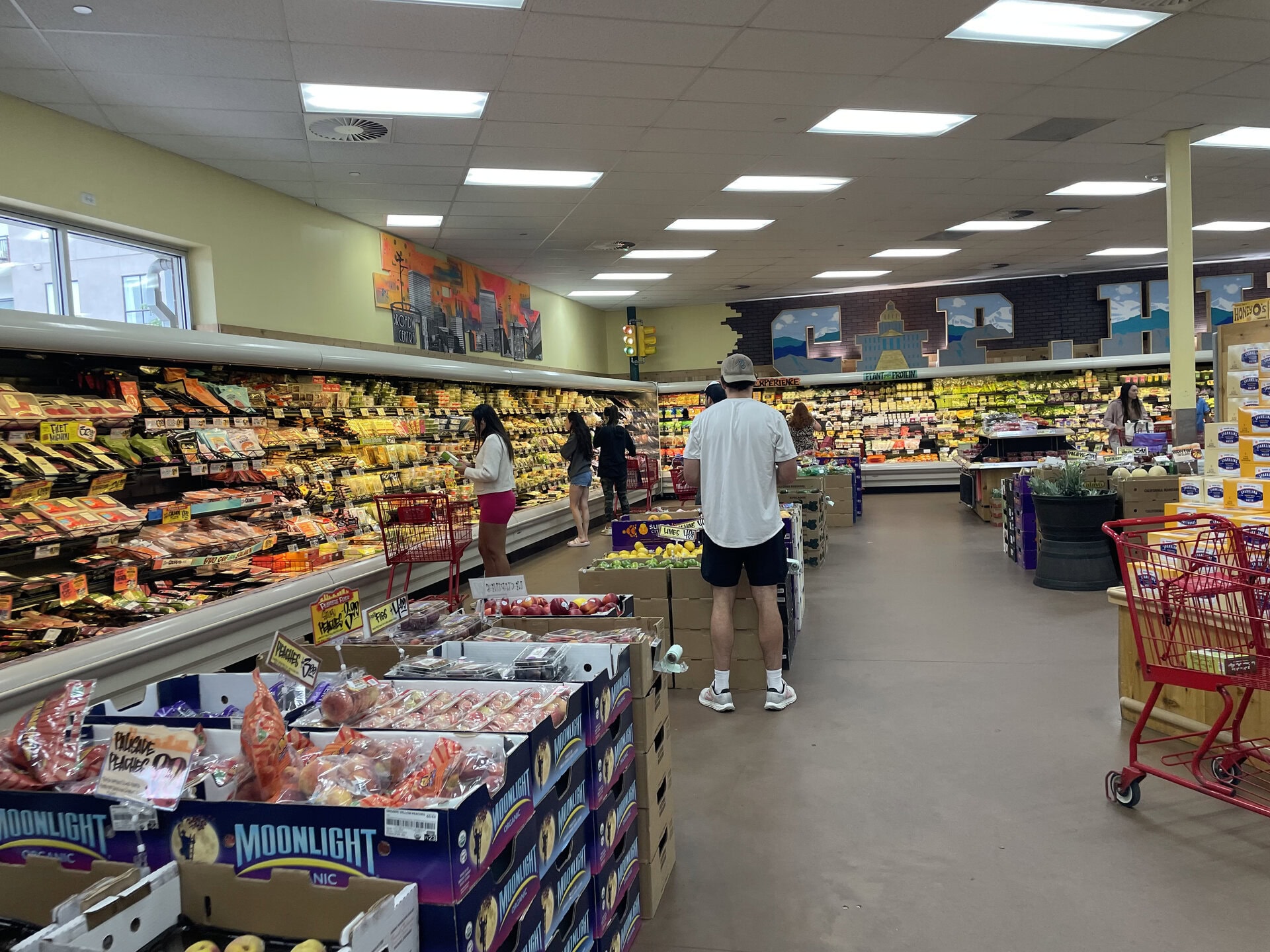 ご近所にお住まいなら生鮮食品もおすすめ。野菜やフルーツが新鮮で基本オーガニック。肉や魚もあります。