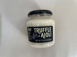 ハワイの友人から頼まれる率の高いトリュフ・アイオリ3.69ドル。ニンニクとトリュフが香る濃厚ソースで、フレンチフライをディップすると美味しいんです～。