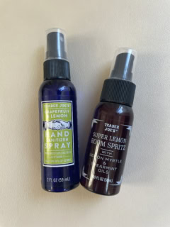 右はコンパクトなルームスプレー1.99ドル。ポーチに忍ばせてトイレ後にシュッ。左はハンドサニタイザースプレー1.99ドル。パンデミック中から大量買いしています。