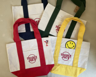 去年発売されたミニトートは各2.99ドル。私の知る限りではこちらが初のミニサイズです。キャンバス地もしっかりとしていて、程よいサイズ感。こちらははしゃいで、イエローには自分でワッペンを付けちゃいました！