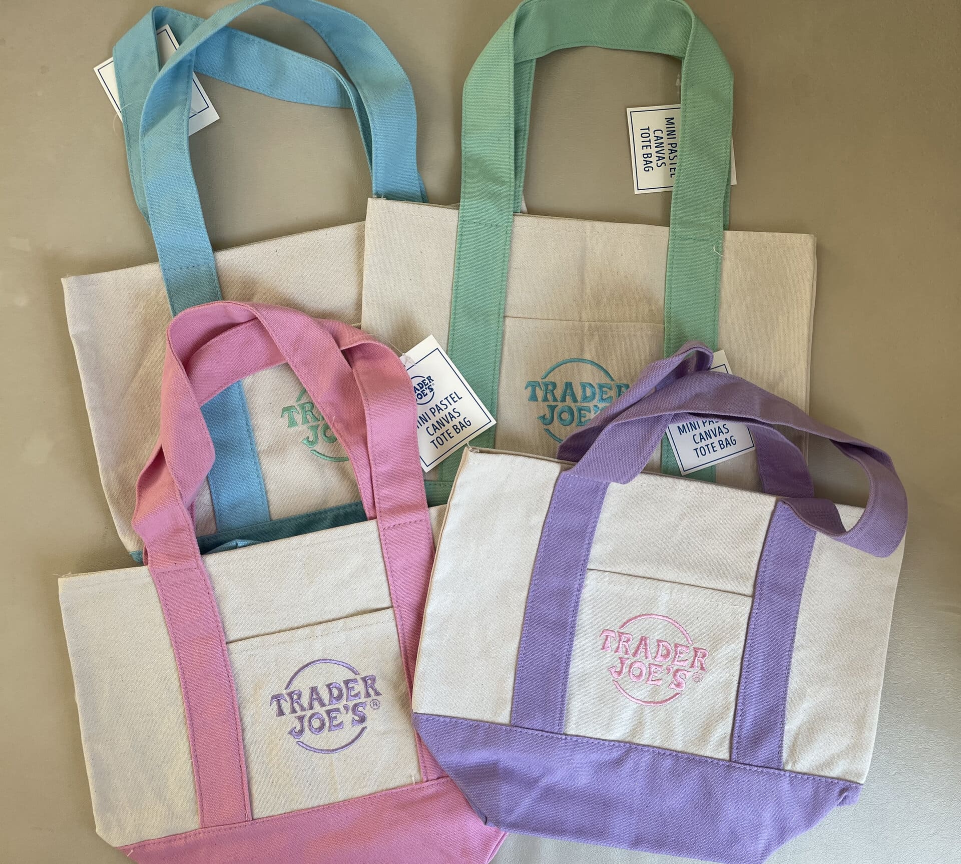 前出のカラフルミニトートがバカ売れしたらしく、今年の春先に発売された、パステルカラーのミニトート各2.99ドル。発売前からファンのあいだで話題で、発売日には長蛇の列ができていたそう。L.A.の友人が何度も並んで全色買っておいてくれた、大切なコレクションです。