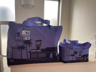 こちらも大人気の保冷バッグ。不定期で新色が発売されます。ビッグ（8.99ドル）もミニ（3.99ドル）も、普段のお買い物で大活躍中！ ミニはお土産用に10個買ったときもあったなあ（笑）。