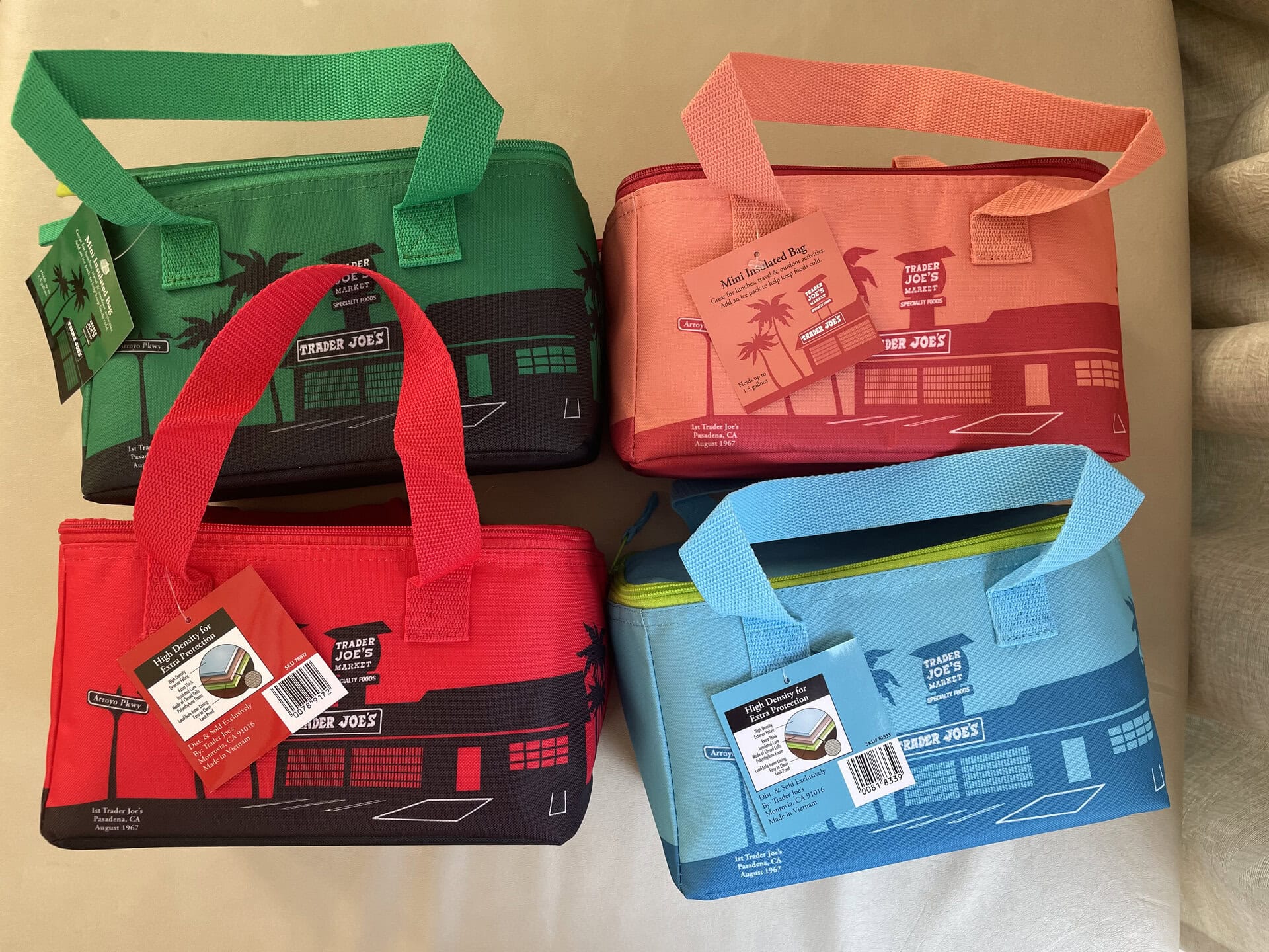 ミニ保冷バッグコレクション。L.A.在住の友人が買っておいてくれたり、自身で買ったり。各3.99ドル。