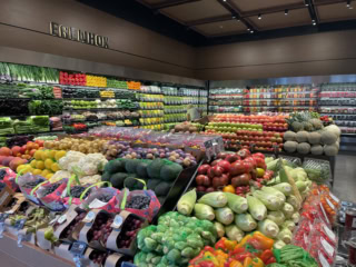 オーガニックの生鮮食品コーナー。安心、安全、新鮮の美味しい野菜やフルーツが満載。