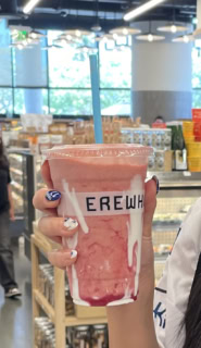 ヘイリー・ビーバーとのコラボスムージーは、コラボは終了したけれど、メニューとしては一部残っていました（2025年10月後半調べ）。