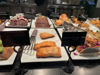 高級レストラン並みのお値段＆美味しさのデリコーナー。ローストサーモンとコリアンショートリブステーキを試してみましたが、激ウマでした。