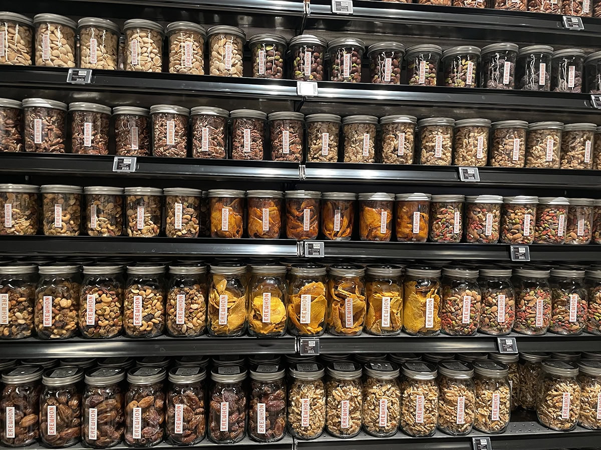 陳列がアートのように美しいのも「エレウォン」の見どころ！ こちらはナッツやドライフルーツコーナー。ボトルもキュート。