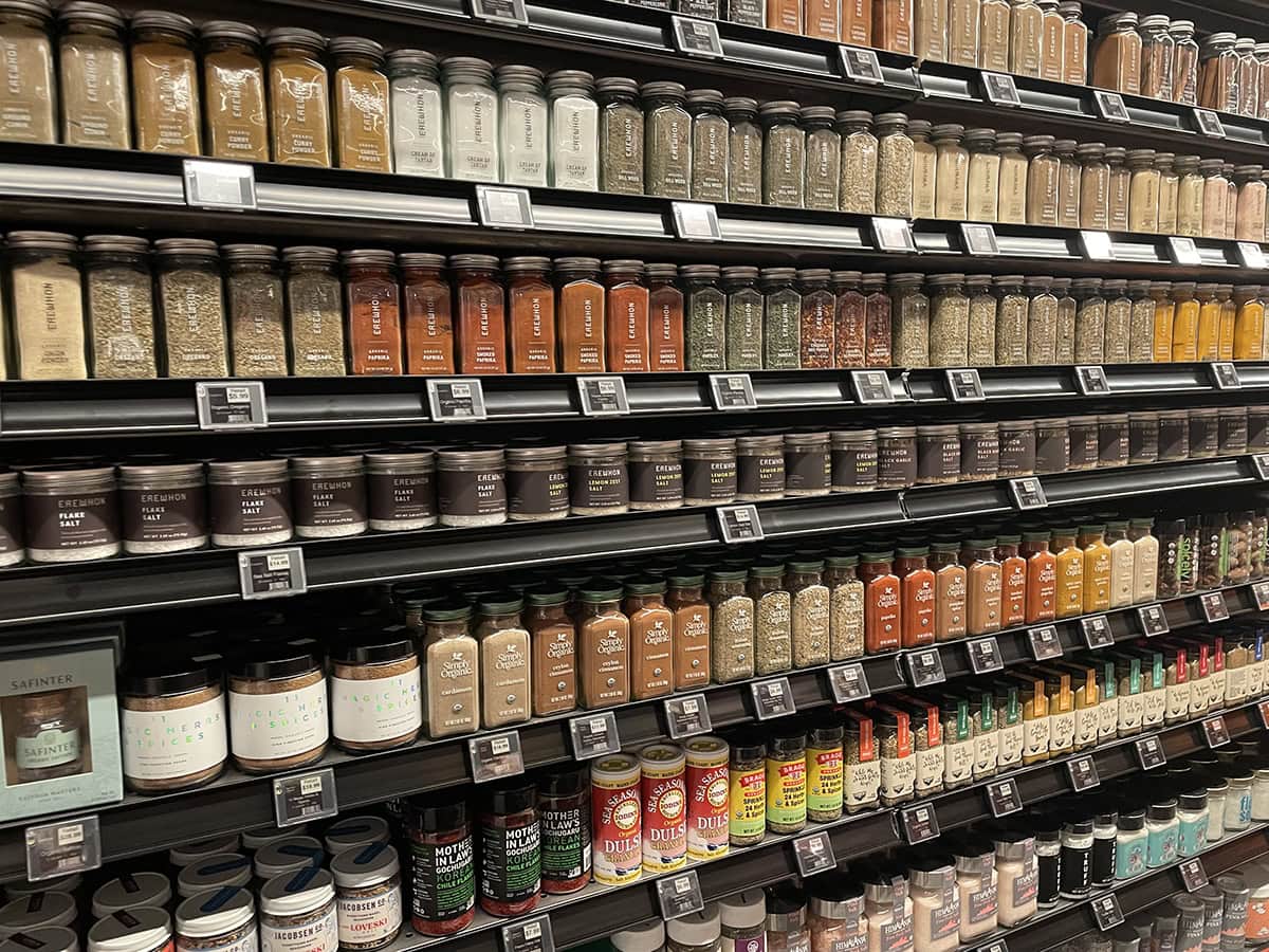 こちらはスパイスや調味料コーナー。珍しく10ドル以下も多い（笑）。お料理好きへのお土産にグッド。