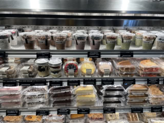 スイーツ類も豊富。めちゃ甘なモノ、日本人にも合う程よい甘さのモノなどさまざまです。ニューヨークチーズケーキが好みでした。