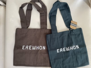 パソコンが入るサイズの便利なトートバッグ、ミドルサイズは50ドル。友人用にブラウン、自分用にカーキを購入。