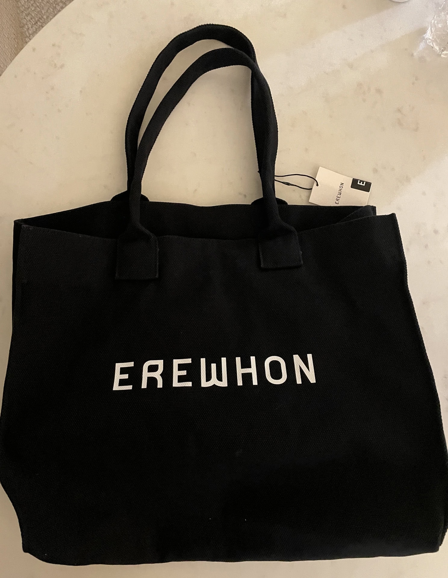 ビッグサイズトートバッグは135ドル。ジム用に購入しましたが、1～2泊の旅行にも大活躍。