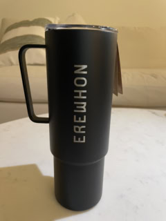 車のドリンクホルダーにフィットするタンブラーもゲット。65ドル。