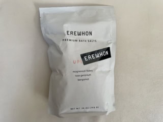 バスソルト38ドル。マグネシウムフレークでお湯に溶けやすく、ローズ、ゼラニウム、ベルガモットのリッチなアロマの香り。