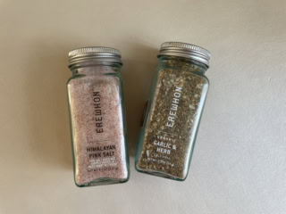 スパイスコーナーで見つけたヒマラヤンピンクソルトとガーリック＆ハーブ各5.99ドル。