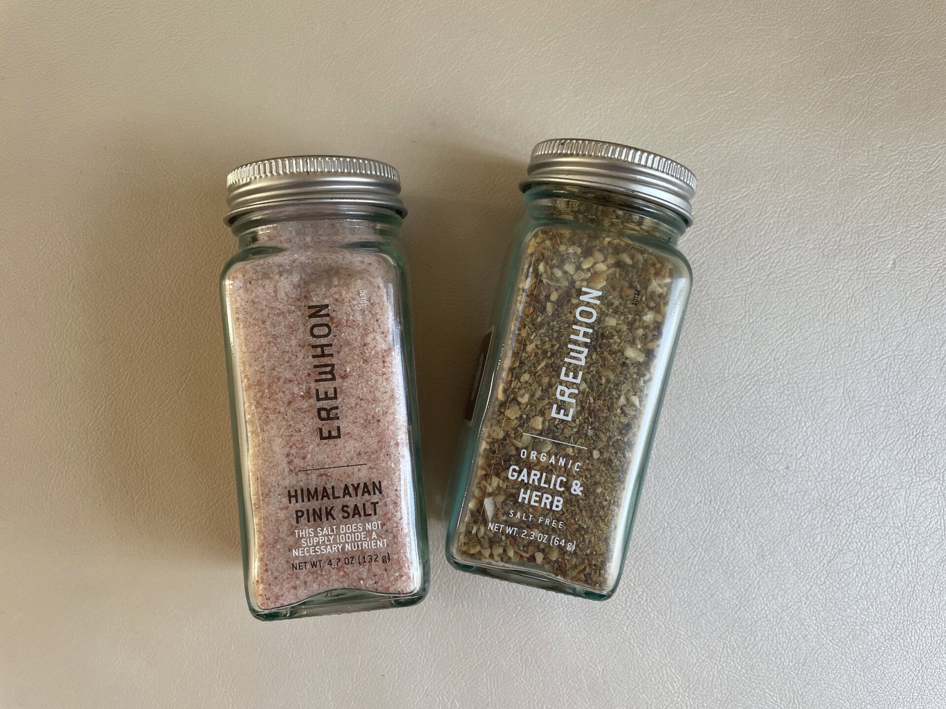 スパイスコーナーで見つけたヒマラヤンピンクソルトとガーリック＆ハーブ各5.99ドル。