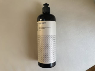 ディッシュソープ10ドル。エッセンシャルオイル入りで手にも優しい。レモン、ジャスミン、ベルガモットの香りです。