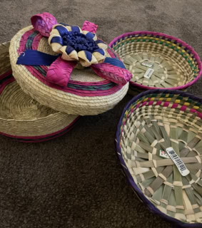 こちらがトルティーヤ入れ。カラフルで可愛いでしょ。フタ付きもゲット。いつかタコスパーティを開催する日のために。