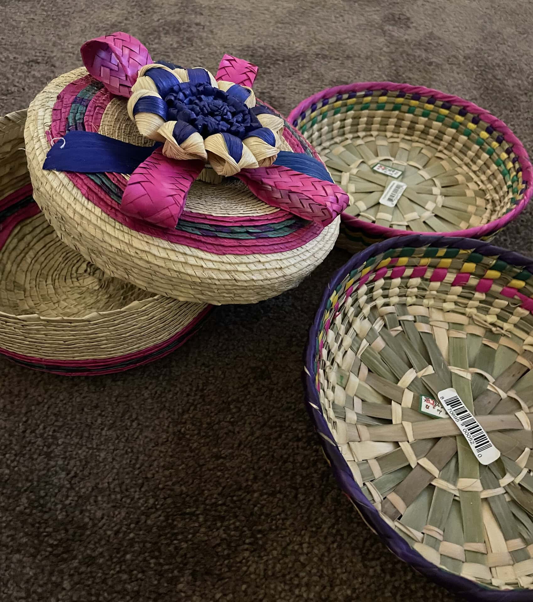 こちらがトルティーヤ入れ。カラフルで可愛いでしょ。フタ付きもゲット。いつかタコスパーティを開催する日のために。