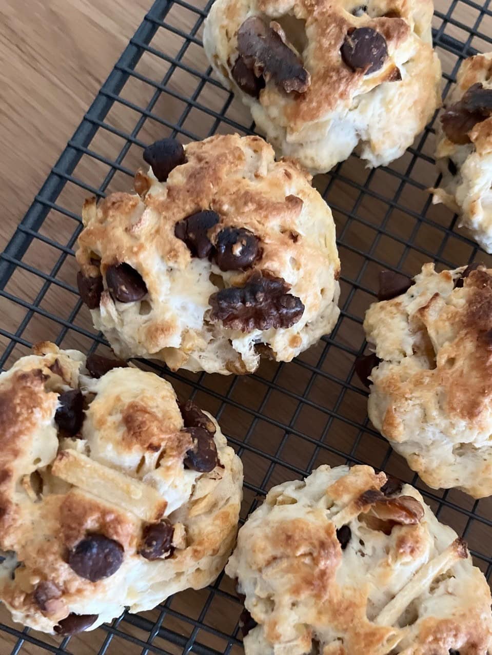 外はさっくさく、中はしっとり!寒い日に熱々で食べたい【りんごとチョコのスコーン】の極上レシピ