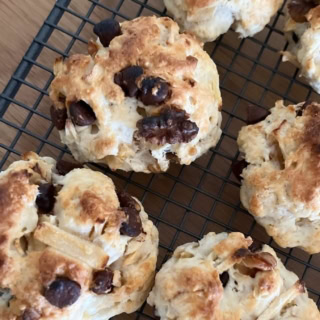 外はさっくさく、中はしっとり！寒い日に熱々で食べたい【りんごとチョコのスコーン】の極上レシピ