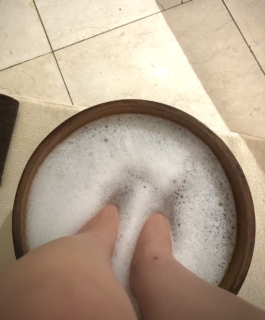 その日の体調や肌質、好みの香りなど細かくカウンセリングを受けた後、まずは足湯から。