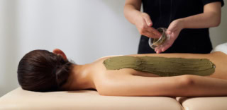 死海のミネラルをたっぷり含んだクレイパックはエステの効果が持続してくれるのだとか。ひんやり気持ちいい。