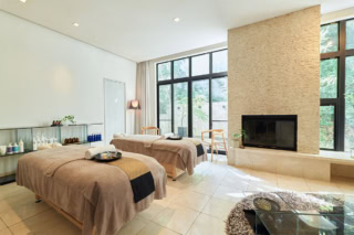 カップルや親子、友人同士で使用できる2名用のVIPルーム。大きな窓からの木漏れ日や小鳥のさえずりが心地よい。