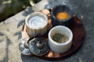 お清めの塩、ハーブなどを足湯に。香りはもちろん、ティンシャの優しい鐘の音がスーッとからだに入ってくる気分。