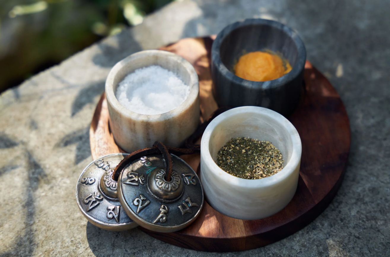 お清めの塩、ハーブなどを足湯に。香りはもちろん、ティンシャの優しい鐘の音がスーッとからだに入ってくる気分。