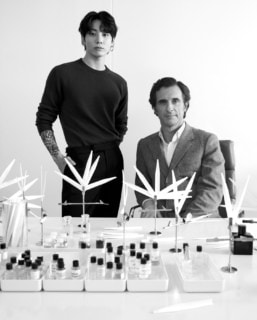 シャネル 専属調香師 オリヴィエ ポルジュ(右)とジョングク(左)