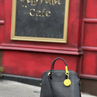 カラフルなレザーアイテムの中から選んだのが、コード2色と小さなコインケース1個（日本円で合計約16,000円でした）。バッグのハンドルにぐるぐる巻きつけたり、ぶら下げたりして、アクセントにしています。