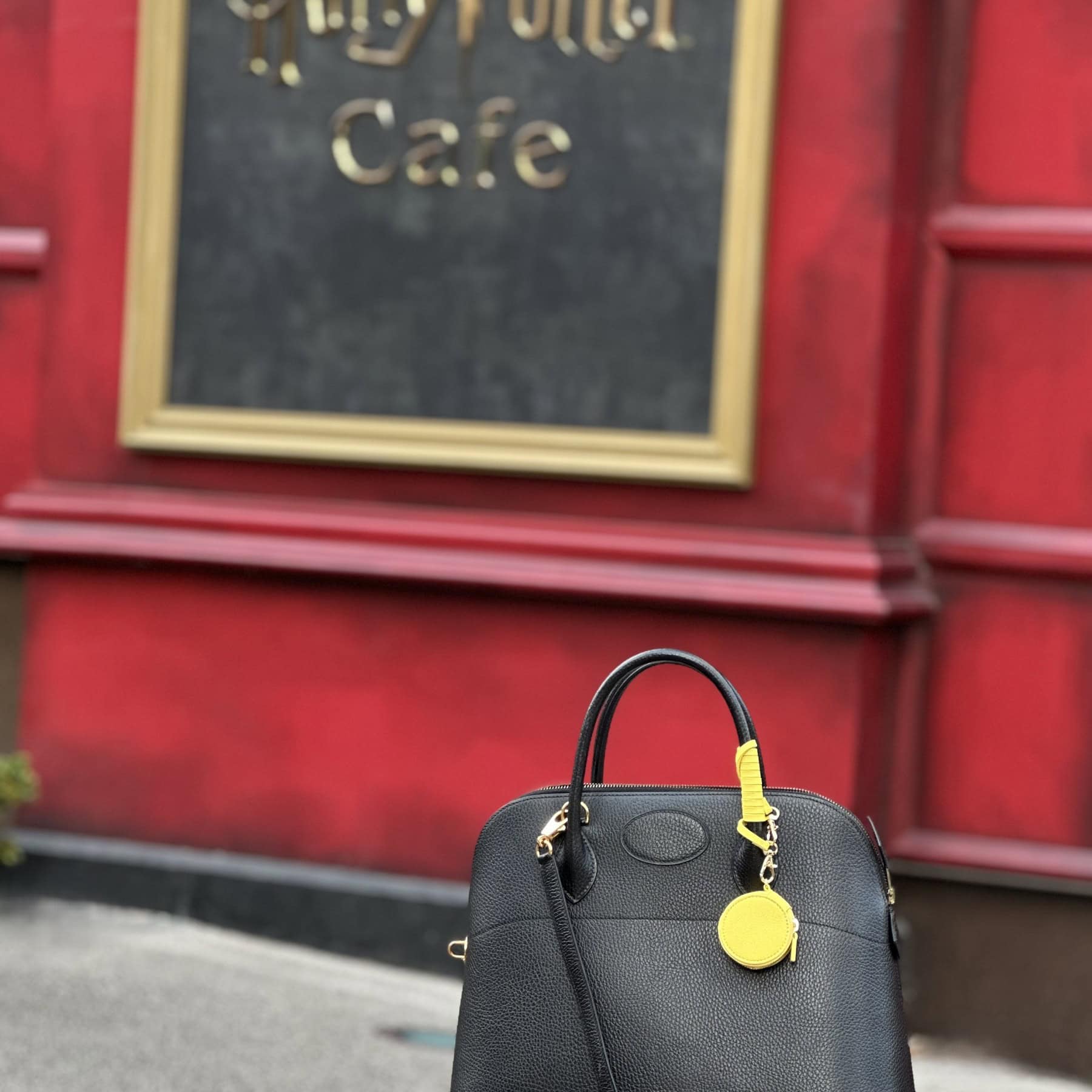 カラフルなレザーアイテムの中から選んだのが、コード2色と小さなコインケース1個(日本円で合計約16,000円でした)。バッグのハンドルにぐるぐる巻きつけたり、ぶら下げたりして、アクセントにしています。