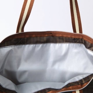 バッグ内側は保冷・保温仕様に。冷蔵品のお買い物にもぴったり。