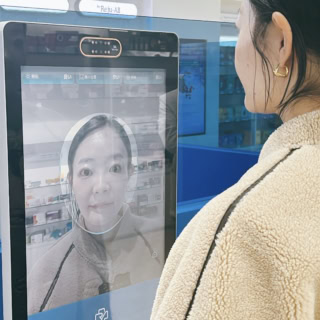 江南店の2階に設置されている肌診断機械で自分の肌の状態をチェック