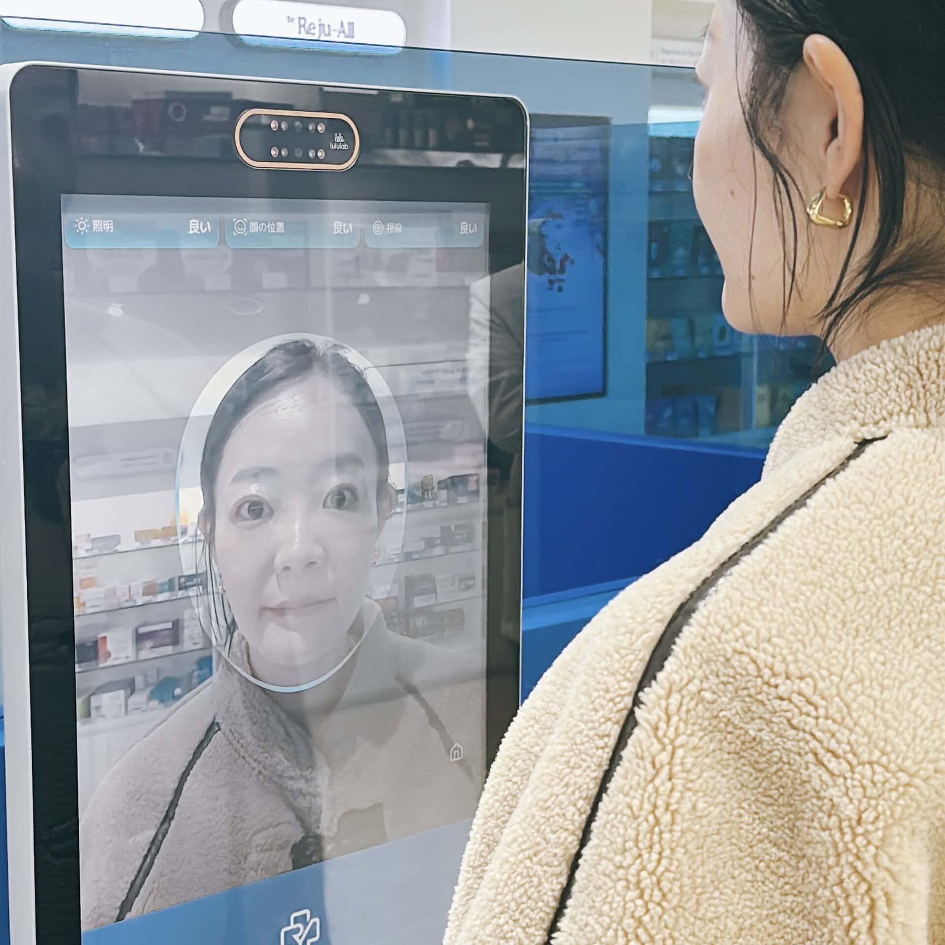 江南店の2階に設置されている肌診断機械で自分の肌の状態をチェック