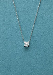 ペンダント〈HWロゴ〉［PT×DIA］¥1,387,000〜（ハリー・ウィンストン／ハリー・ウィンストン クライアントインフォメーション）