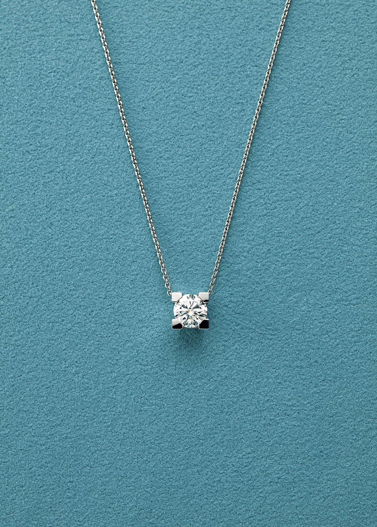 ペンダント〈HWロゴ〉［PT×DIA］¥1,387,000〜（ハリー・ウィンストン／ハリー・ウィンストン クライアントインフォメーション）