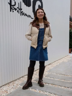 ベスト￥94,600（Rocky Mountain Featherbed）、シャツ￥45,100（スージー コンディ）、オーバーオールスカート￥36,300（RHC／全てRHC Ron Herman）、ドクターマーチンのシューズ、ティファニーのアクセサリーは全て本人私物