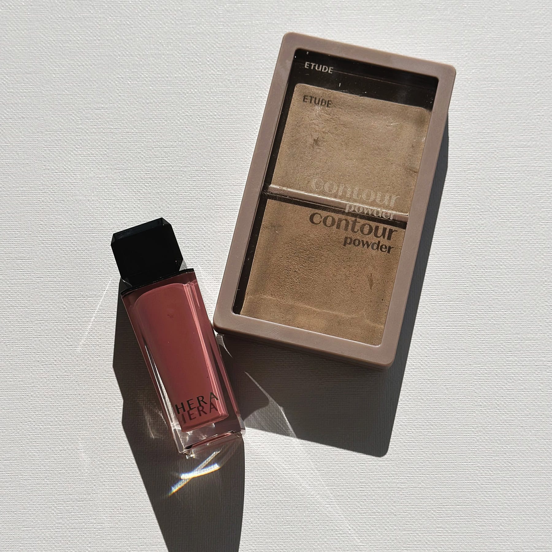「HERAセンシュアルヌードグロス ＃138」と「ETUDEコントゥールパウダー ＃1」
