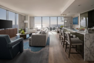 【リビングルーム】オープンキッチンがついた広々とした空間