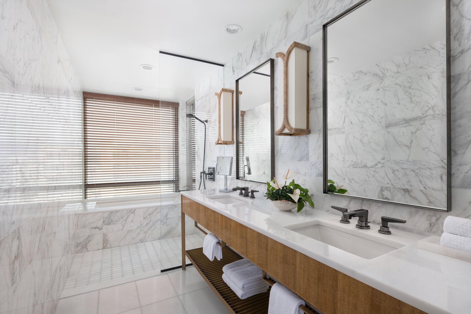 【バスルーム】明るく清潔感があり、洗面台が2面備わっているのも魅力