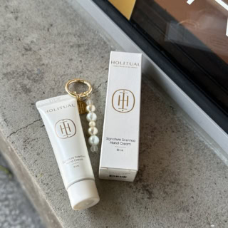 訪問した11月は、４つのイベントをクリアすると「HOLITUALシグネチャー　センティッド　ハンドクリーム」のプレゼントが。好きなパーツを組み合わせるキーチェーンのカスタマイズサービス付きというのも、今っぽいなと思ったり。