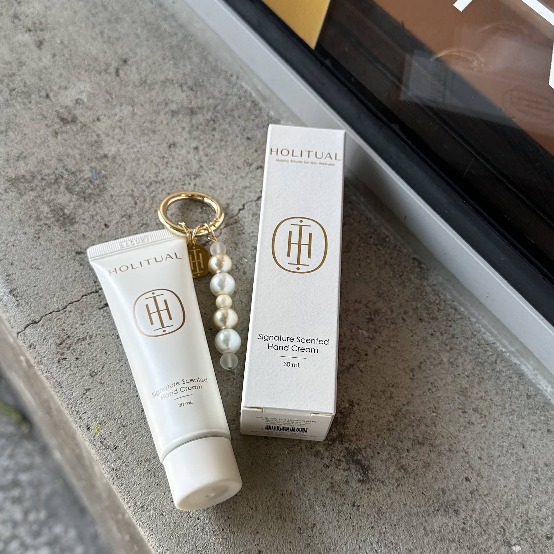 訪問した11月は、４つのイベントをクリアすると「HOLITUALシグネチャー　センティッド　ハンドクリーム」のプレゼントが。好きなパーツを組み合わせるキーチェーンのカスタマイズサービス付きというのも、今っぽいなと思ったり。