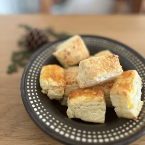ホームパーティーに最適!ワインに合う「パルメザンとチェダーチーズ」の【ミニミニスコーン】作り方