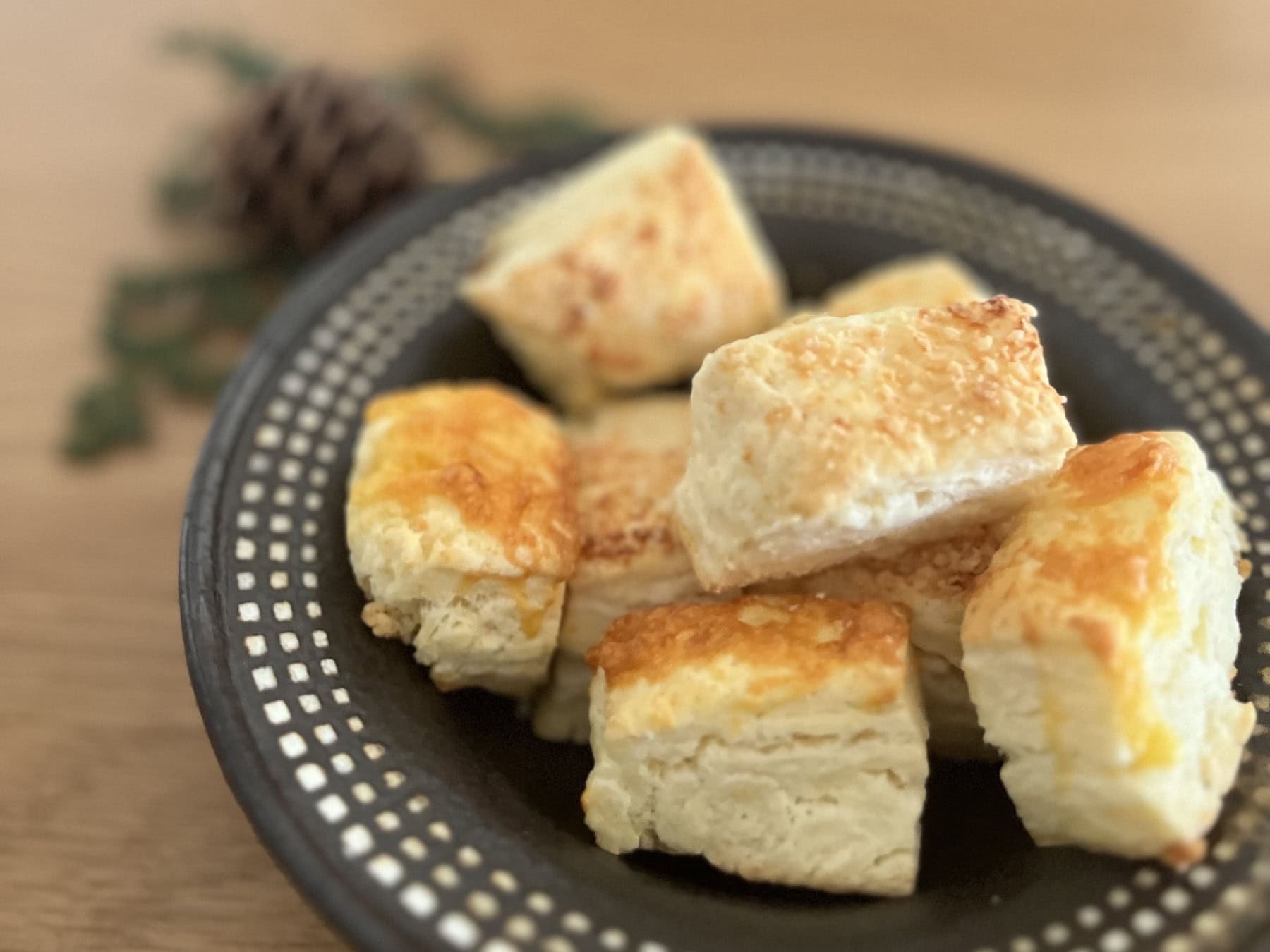 ホームパーティーに最適！ワインに合う「パルメザンとチェダーチーズ」の【ミニミニスコーン】作り方